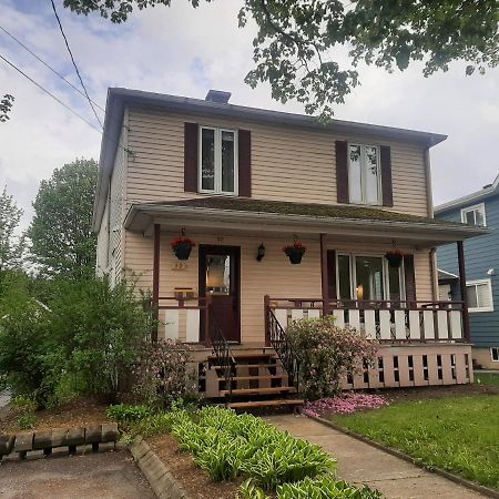 La Maison Aux Camelias Panzió Coaticook Kültér fotó